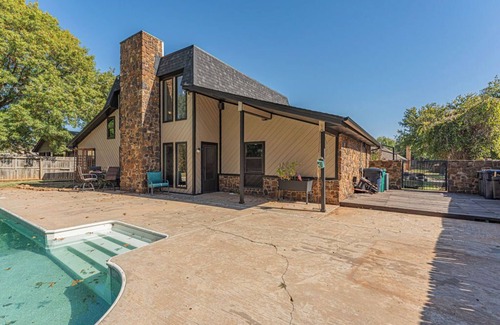 South Oklahoma City Casa | Spacious 4-bedroom House with a Pool, Hot Tub and a Large Backyard