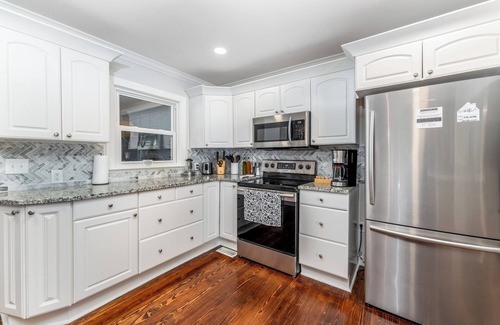 Winston - Salem Casa | Spacious 4-bedroom house with WiFi, AC in welcoming Winston-Salem, Ardmore