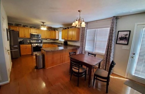 Forest Casa | Spacious 4 Bedroom 2.5 Bath Home, great location!