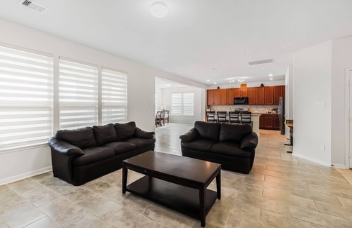 Clodine Casa | Spacious 4-bedroom, 3-bathroom home with Wi-Fi, washer and dryer in Richmond Tx.