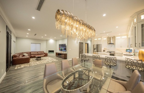 Burbank Casa | Spacious 4-bedroom, 4.5bath house in peaceful Burbank