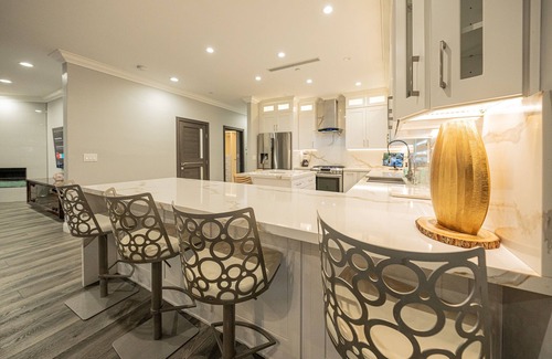 Burbank Casa | Spacious 4-bedroom, 4.5bath house in peaceful Burbank