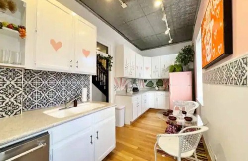 Industry Apartamento | Spacious 4-bedroom apartment in welcoming Union City-zebra