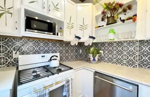 Industry Apartamento | Spacious 4-bedroom apartment in welcoming Union City-zebra