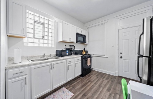 Woodlawn Apartamento | Spacious 4-bedroom apartment in fabulous Chicago with WiFi, AC