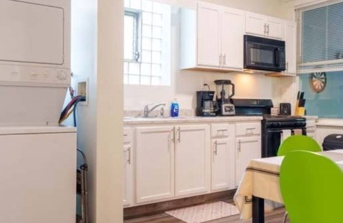 Woodlawn Apartamento | Spacious 4-bedroom apartment in fabulous Chicago with WiFi, AC