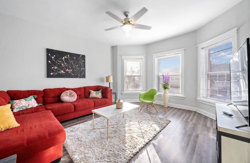 Woodlawn Apartamento | Spacious 4-bedroom apartment in fabulous Chicago with WiFi, AC