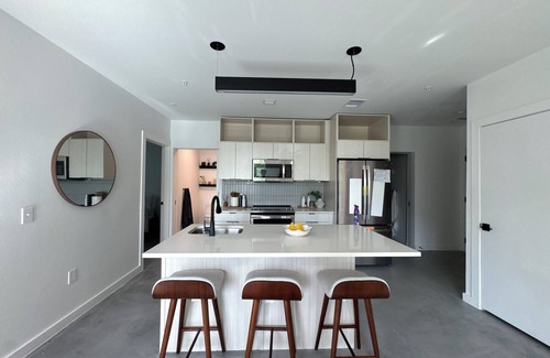 West End Apartamento | Spacious 4-bedroom apartment in charming Austin with AC, fitness room