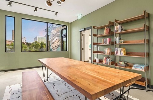 West End Apartamento | Spacious 4-bedroom apartment in charming Austin with AC, fitness room