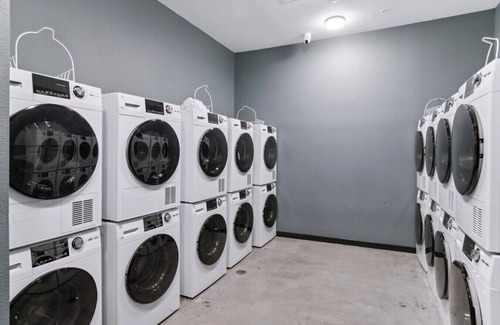 West End Apartamento | Spacious 4-bedroom apartment in charming Austin with AC, fitness room
