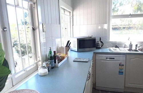Norman Park Casa | Spacious 4-bedroom home in fabulous Norman Park- views on CBD and Storey Bridge