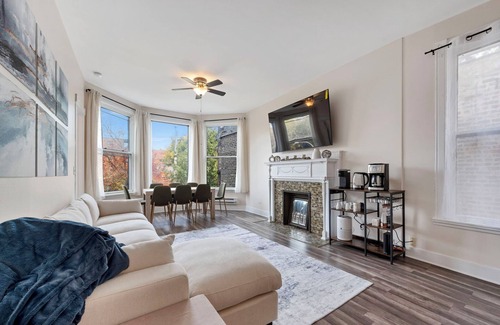 Wrigleyville Condominio | Spacious 4-bedroom condo in wonderful Chicago with WiFi, AC