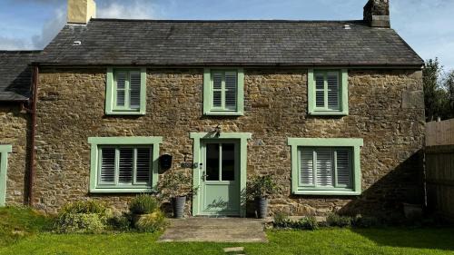 Kilgetty Casa | Spacious 4 Bedroom Farmhouse