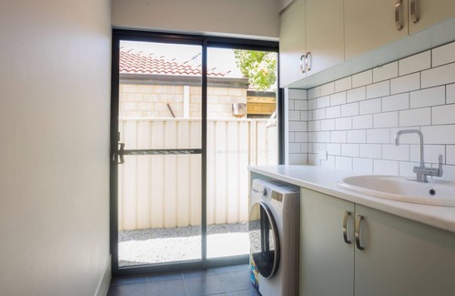 Bedford Casa | Spacious 4 Bedroom family home with Patio and BBQ