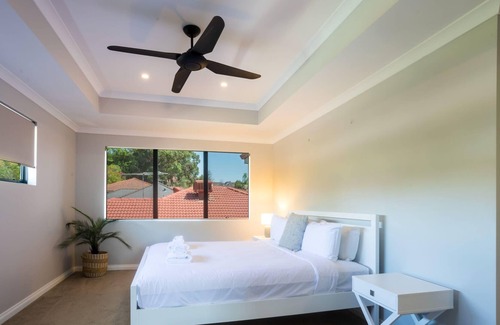 Bedford Casa | Spacious 4 Bedroom family home with Patio and BBQ