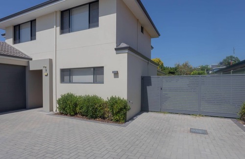 Bedford Casa | Spacious 4 Bedroom family home with Patio and BBQ
