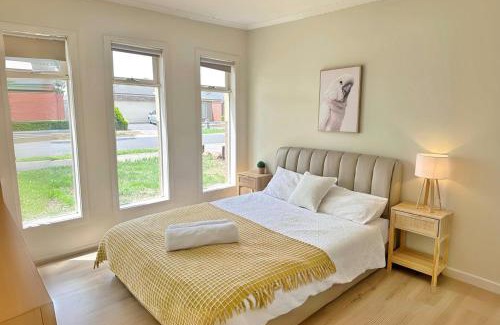 Truganina Casa | Spacious 4-Bedroom Family Home | Quiet & Connected