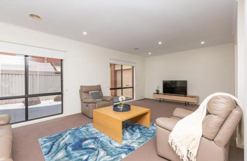 Tarneit Casa | Spacious 4-Bedroom Family Retreat with Pool at Tarneit