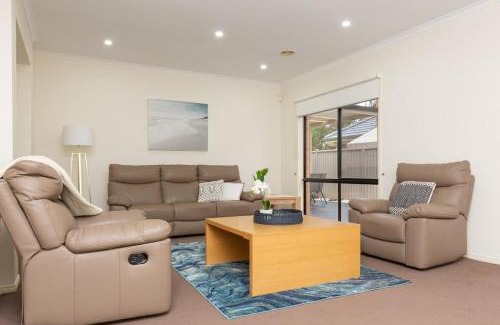 Tarneit Casa | Spacious 4-Bedroom Family Retreat with Pool at Tarneit