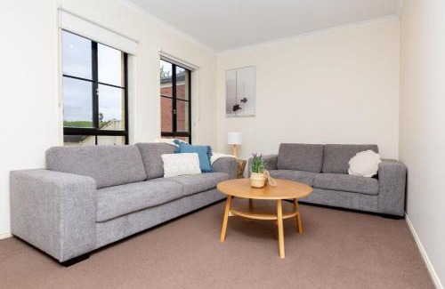 Tarneit Casa | Spacious 4-Bedroom Family Retreat with Pool at Tarneit