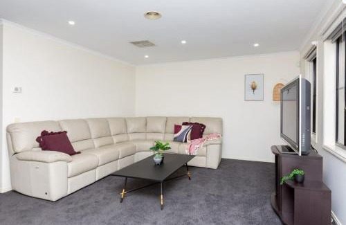 Tarneit Casa | Spacious 4-Bedroom Family Retreat with Pool at Tarneit