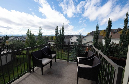 Cochrane Casa | Spacious 4 Bedroom for Family Trip & Hot tub