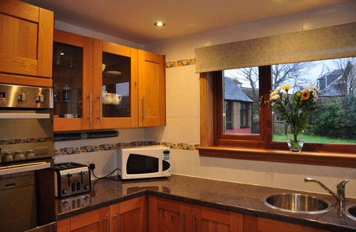 Campbeltown Casa | Spacious 4 bedroom, private garden, 10 min stroll or 2 min drive to town centre.