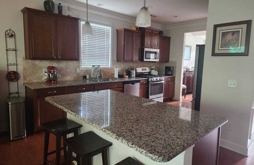 Burlington Casa | Spacious 4-bedroom house with WiFi and AC in Burlington. On a cul-de-sac.