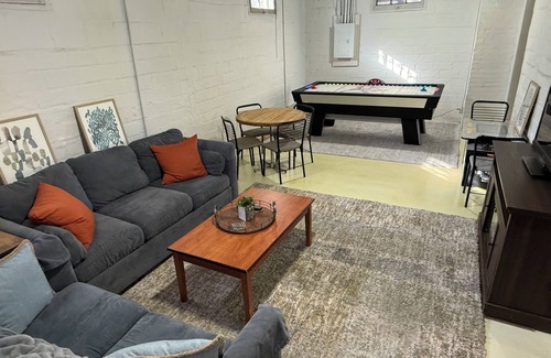 Des Moines Casa | Spacious 4-bedroom house central to Des Moines near Drake Univ. Fenced yard