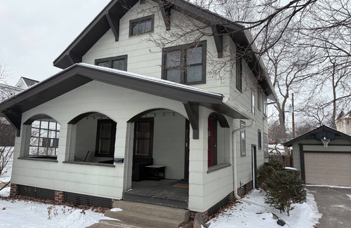 Des Moines Casa | Spacious 4-bedroom house central to Des Moines near Drake Univ. Fenced yard