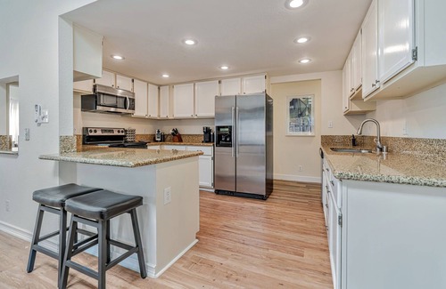 Half Moon Bay Casa | Spacious 4-bedroom house with AC 10 mins walk to beach, hiking n Pier & Dogs ok