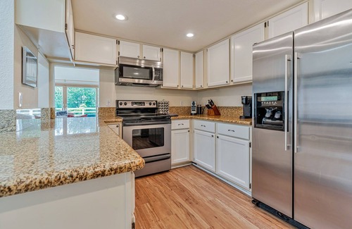 Half Moon Bay Casa | Spacious 4-bedroom house with AC 10 mins walk to beach, hiking n Pier & Dogs ok