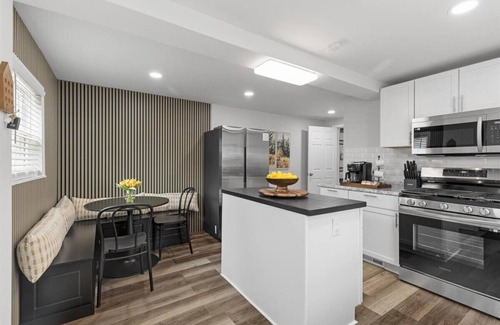 Pittsburgh Casa | Spacious 4 bedroom House with Firepit, Pool Table, Games, and King Beds