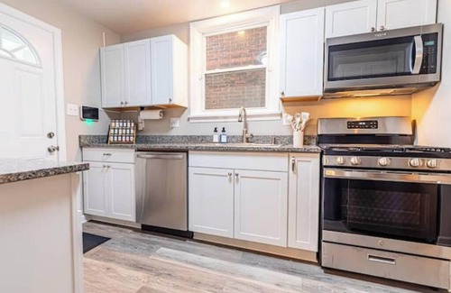 Oakland Casa | Spacious 4-bedroom house in marvelous Pittsburgh with WiFi, AC