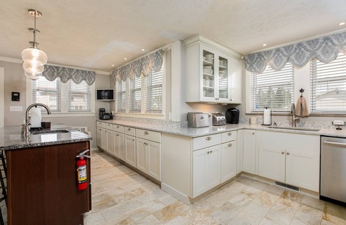 Northeast South Bend Casa | Spacious 4-Bedroom Home 1 Mi to ND Stadium!