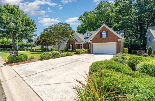 Provincetowne Casa | Spacious 4-bedroom house in welcoming Charlotte with AC close to shopping center