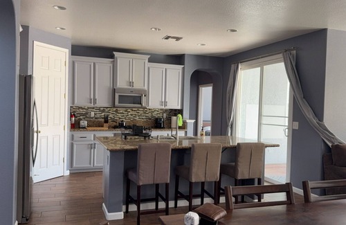 Hood Casa | Spacious 4-bedroom house in brilliant Elk Grove with AC, WiFi