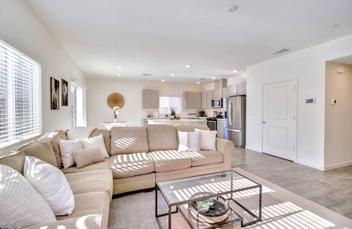 Pleasant Grove Casa | Spacious 4-bedroom house in charming Roseville for Mid-Term Rental