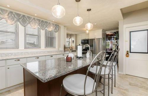 Northeast South Bend Apartamento | Spacious 4-Bedroom Home 1 Mile to Notre Dame Stadium