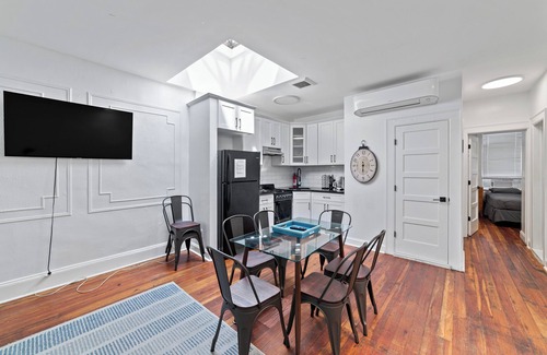 Crown Heights Casa | Spacious 4-bedroom house in vibrant Brooklyn with WiFi and AC