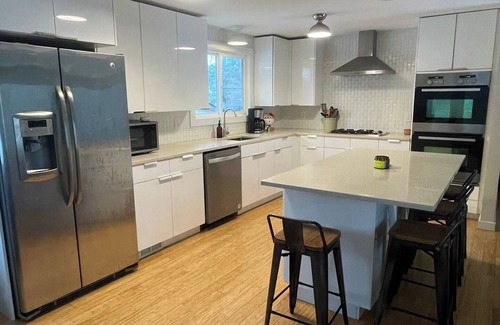 Reed Casa | Spacious 4-bedroom house with WiFi, AC in awesome Portland