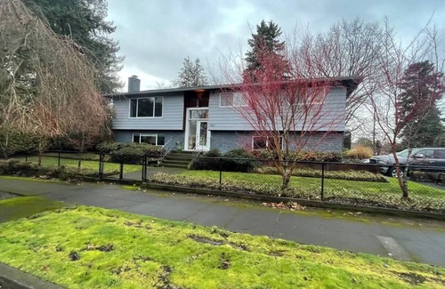 Reed Casa | Spacious 4-bedroom house with WiFi, AC in awesome Portland
