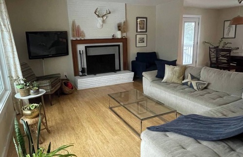 Reed Casa | Spacious 4-bedroom house with WiFi, AC in awesome Portland