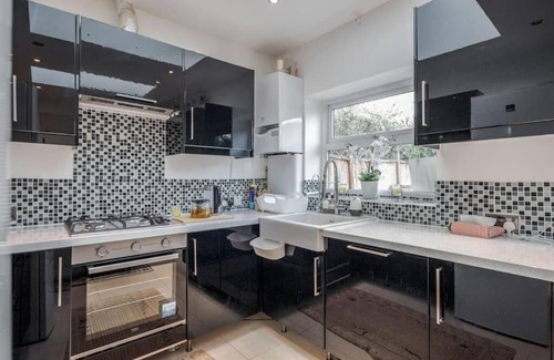 College Park and Old Oak Casa | Spacious 4 bedroom House with a Private Garden