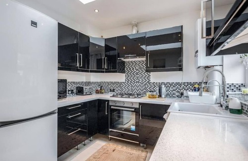 College Park and Old Oak Casa | Spacious 4 bedroom House with a Private Garden