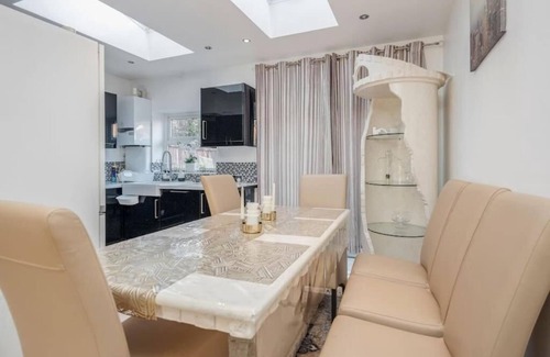 College Park and Old Oak Casa | Spacious 4 bedroom House with a Private Garden