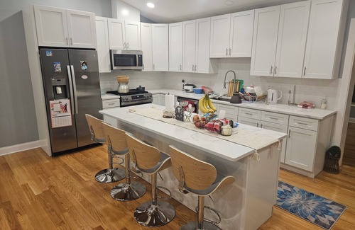 Norwood Park Casa | Spacious 4-bedroom house in awesome Chicago with WiFi, AC