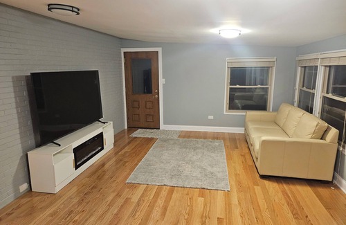 Norwood Park Casa | Spacious 4-bedroom house in awesome Chicago with WiFi, AC