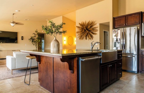 Greenacres Casa | Spacious 4-bedroom house with WiFi and AC in charming Shafter