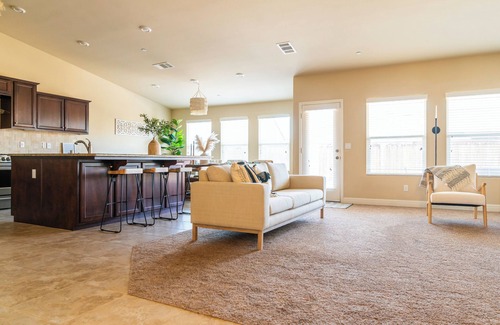 Greenacres Casa | Spacious 4-bedroom house with WiFi and AC in charming Shafter